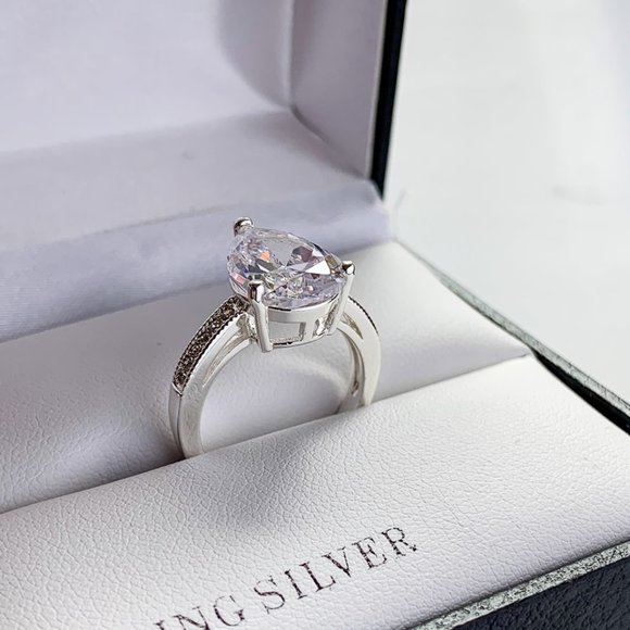 Size 7 Cubic zirconia diamond ring - Picture 1 of 6